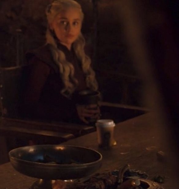 Emilia Clarke | &#x391;&#x3C0;&#x3BF;&#x3BA;&#x3AC;&#x3BB;&#x3C5;&#x3C8;&#x3B5; &#x3C4;&#x3BF;&#x3BD; &#x3AD;&#x3BD;&#x3BF;&#x3C7;&#x3BF; &#x3B3;&#x3B9;&#x3B1; &#x3C4;&#x3BF; &#x3C0;&#x3BF;&#x3C4;&#x3AE;&#x3C1;&#x3B9; &#x3C4;&#x3C9;&#x3BD; Starbucks