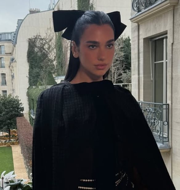 Dua Lipa | &#x397; chic &#x3B5;&#x3BC;&#x3C6;&#x3AC;&#x3BD;&#x3B9;&#x3C3;&#x3AE; &#x3C4;&#x3B7;&#x3C2; &#x3C3;&#x3C4;&#x3B7;&#x3BD; &#x3B5;&#x3C0;&#x3AF;&#x3B4;&#x3B5;&#x3B9;&#x3BE;&#x3B7; Chanel Haute Couture SS2025