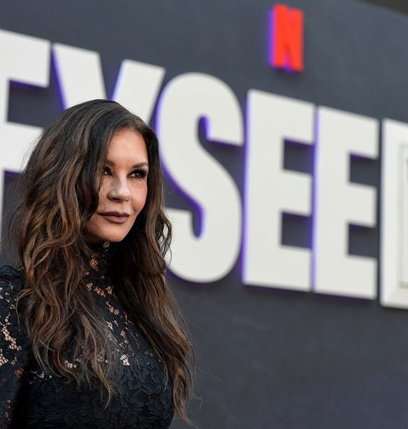Catherine Zeta Jones | H &#x3B5;&#x3BD;&#x3C4;&#x3C5;&#x3C0;&#x3C9;&#x3C3;&#x3B9;&#x3B1;&#x3BA;&#x3AE; &#x3B5;&#x3BC;&#x3C6;&#x3AC;&#x3BD;&#x3B9;&#x3C3;&#x3B7; &#x3BC;&#x3B5; &#x3C3;&#x3BF;&#x3CD;&#x3C0;&#x3B5;&#x3C1; &#x3BC;&#x3AF;&#x3BD;&#x3B9; &#x3B4;&#x3B1;&#x3BD;&#x3C4;&#x3B5;&#x3BB;&#x3AD;&#x3BD;&#x3B9;&#x3BF; &#x3C6;&#x3CC;&#x3C1;&#x3B5;&#x3BC;&#x3B1;