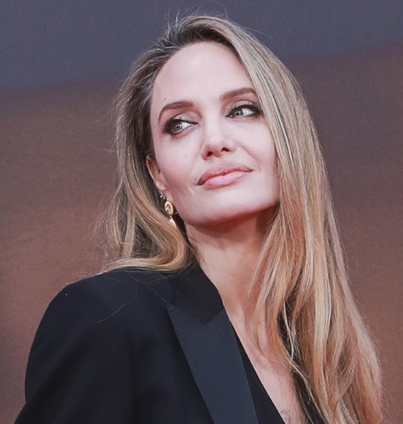 Angelina Jolie | &#x397; &#x3C3;&#x3B7;&#x3BC;&#x3B1;&#x3BD;&#x3C4;&#x3B9;&#x3BA;&#x3AE; &#x3B4;&#x3B9;&#x3B1;&#x3C6;&#x3BF;&#x3C1;&#x3AC; &#x3C0;&#x3BF;&#x3C5; &#x3AD;&#x3C7;&#x3BF;&#x3C5;&#x3BD; &#x3C4;&#x3B1; &#x3C0;&#x3B1;&#x3B9;&#x3B4;&#x3B9;&#x3AC; &#x3C4;&#x3B7;&#x3C2; &#x3C3;&#x3B5; &#x3C3;&#x3C7;&#x3AD;&#x3C3;&#x3B7; &#x3BC;&#x3B5; &#x3B5;&#x3BA;&#x3B5;&#x3AF;&#x3BD;&#x3B7; &#x3BA;&#x3B1;&#x3B9; &#x3C4;&#x3BF;&#x3BD; Brad Pitt