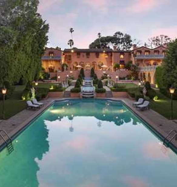 &#x3A0;&#x3C9;&#x3BB;&#x3B5;&#x3AF;&#x3C4;&#x3B1;&#x3B9; &#x3B7; &#x3C0;&#x3BF;&#x3BB;&#x3C5;&#x3C4;&#x3B5;&#x3BB;&#x3AE;&#x3C2; &#x3AD;&#x3C0;&#x3B1;&#x3C5;&#x3BB;&#x3B7; &#x3CC;&#x3C0;&#x3BF;&#x3C5; &#x3C0;&#x3AD;&#x3C1;&#x3B1;&#x3C3;&#x3B1;&#x3BD; &#x3BF; JFK &#x3BA;&#x3B1;&#x3B9; &#x3B7; Jackie O &#x3C4;&#x3BF;&#x3BD; &#x3BC;&#x3AE;&#x3BD;&#x3B1; &#x3C4;&#x3BF;&#x3C5; &#x3BC;&#x3AD;&#x3BB;&#x3B9;&#x3C4;&#x3BF;&#x3C2;