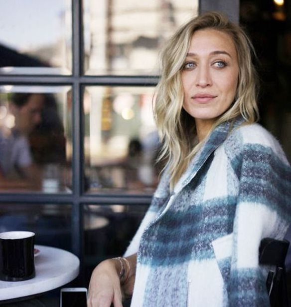 Alana Hadid: &#x397; &#x3BC;&#x3B5;&#x3B3;&#x3B1;&#x3BB;&#x3CD;&#x3C4;&#x3B5;&#x3C1;&#x3B7; &#x3BA;&#x3B1;&#x3B9; cooler &#x3B1;&#x3B4;&#x3B5;&#x3C1;&#x3C6;&#x3AE; &#x3C4;&#x3C9;&#x3BD; Gigi-Bella