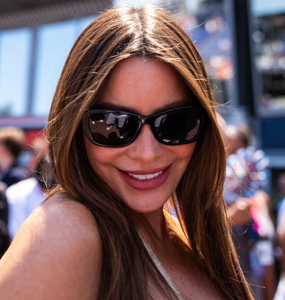 Sofia Vergara | &#x393;&#x3B9;&#x3BF;&#x3C1;&#x3C4;&#x3AC;&#x3B6;&#x3B5;&#x3B9; &#x3C4;&#x3B1; 53&#x3B1; &#x3B3;&#x3B5;&#x3BD;&#x3AD;&#x3B8;&#x3BB;&#x3B9;&#x3AC; &#x3C4;&#x3B7;&#x3C2; &#x3BC;&#x3B5; &#x3BB;&#x3B5;&#x3C5;&#x3BA;&#x3CC; &#x3BC;&#x3C0;&#x3B9;&#x3BA;&#x3AF;&#x3BD;&#x3B9; &#x3BA;&#x3B1;&#x3B9; &#x3B1;&#x3C0;&#x3BF;&#x3B4;&#x3B5;&#x3B9;&#x3BA;&#x3BD;&#x3CD;&#x3B5;&#x3B9; &#x3CC;&#x3C4;&#x3B9; &#x3BC;&#x3C0;&#x3BF;&#x3C1;&#x3B5;&#x3AF;&#x3C2; &#x3BD;&#x3B1; &#x3B5;&#x3AF;&#x3C3;&#x3B1;&#x3B9; &#x3B1;&#x3B9;&#x3C3;&#x3B8;&#x3B7;&#x3C3;&#x3B9;&#x3B1;&#x3BA;&#x3AE; &#x3BA;&#x3B1;&#x3B9; &#x3BC;&#x3B5;&#x3C4;&#x3AC; &#x3C4;&#x3B1; 50