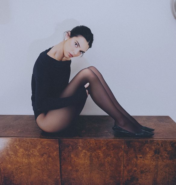 H Kendall Jenner &#x3BC;&#x3B5; &#x3BC;&#x3B1;&#x3CD;&#x3C1;&#x3BF; &#x3B4;&#x3B9;&#x3AC;&#x3C6;&#x3B1;&#x3BD;&#x3BF; &#x3BA;&#x3B1;&#x3BB;&#x3C3;&#x3CC;&#x3BD; &#x3C4;&#x3B7;&#x3C2; Calzedonia