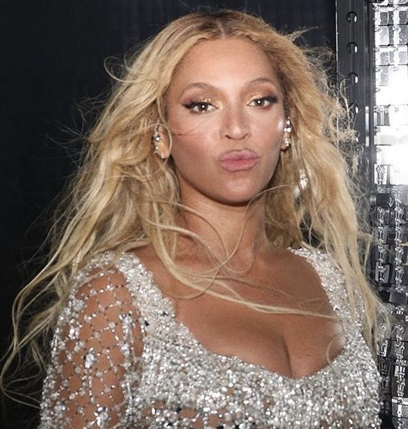 Beyonce | &#x395;&#x3C0;&#x3AD;&#x3C4;&#x3C1;&#x3B5;&#x3C8;&#x3B5; &#x3C3;&#x3C4;&#x3B7;&#x3BD; Kamala Harris &#x3BD;&#x3B1; &#x3C7;&#x3C1;&#x3B7;&#x3C3;&#x3B9;&#x3BC;&#x3BF;&#x3C0;&#x3BF;&#x3B9;&#x3AE;&#x3C3;&#x3B5;&#x3B9; &#x3C4;&#x3B1; &#x3C4;&#x3C1;&#x3B1;&#x3B3;&#x3BF;&#x3CD;&#x3B4;&#x3B9;&#x3B1; &#x3C4;&#x3B7;&#x3C2; &#x3C3;&#x3C4;&#x3B7;&#x3BD; &#x3C0;&#x3C1;&#x3BF;&#x3B5;&#x3BA;&#x3BB;&#x3BF;&#x3B3;&#x3B9;&#x3BA;&#x3AE; &#x3BA;&#x3B1;&#x3BC;&#x3C0;&#x3AC;&#x3BD;&#x3B9;&#x3B1;