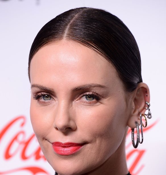 &#x397; &#x3B1;&#x3B3;&#x3B1;&#x3C0;&#x3B7;&#x3BC;&#x3AD;&#x3BD;&#x3B7; &#x3BC;&#x3AC;&#x3C3;&#x3BA;&#x3B1;&#x3C1;&#x3B1; &#x3C4;&#x3B7;&#x3C2; Charlize Theron &#x3C0;&#x3BF;&#x3C5; &#x3C4;&#x3B7;&#x3BD; &#x3BA;&#x3AC;&#x3BD;&#x3B5;&#x3B9; &#x3BD;&#x3B1; &#x3B1;&#x3C0;&#x3B1;&#x3C1;&#x3BD;&#x3B9;&#x3AD;&#x3C4;&#x3B1;&#x3B9; &#x3C4;&#x3B9;&#x3C2; &#x3C8;&#x3B5;&#x3CD;&#x3C4;&#x3B9;&#x3BA;&#x3B5;&#x3C2; &#x3B2;&#x3BB;&#x3B5;&#x3C6;&#x3B1;&#x3C1;&#x3AF;&#x3B4;&#x3B5;&#x3C2;