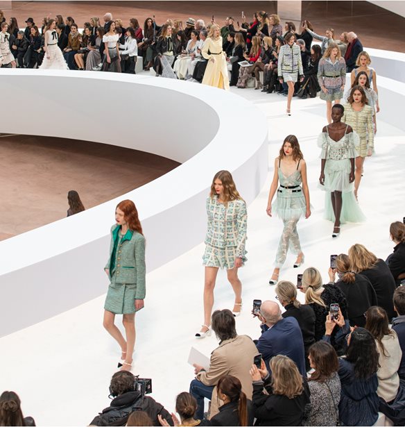 H Chanel Haute Couture &#x386;&#x3BD;&#x3BF;&#x3B9;&#x3BE;&#x3B7; - &#x39A;&#x3B1;&#x3BB;&#x3BF;&#x3BA;&#x3B1;&#x3AF;&#x3C1;&#x3B9; 2025 &#x3B1;&#x3C0;&#x3BF;&#x3C4;&#x3AF;&#x3BD;&#x3B5;&#x3B9; &#x3C6;&#x3CC;&#x3C1;&#x3BF; &#x3C4;&#x3B9;&#x3BC;&#x3AE;&#x3C2; &#x3C3;&#x3C4;&#x3B1; &#x3C7;&#x3C1;&#x3CE;&#x3BC;&#x3B1;&#x3C4;&#x3B1;