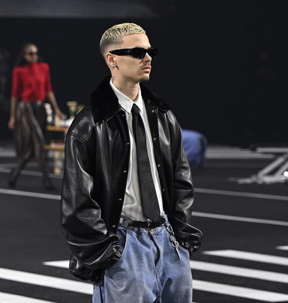 O Romeo Beckham συνεχίζει τη ζωή του παρά το οικογενειακό δράμα | Περπάτησε σε show στο Παρίσι