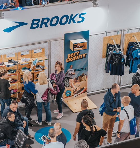 H Brooks &#x3C3;&#x3C5;&#x3BC;&#x3BC;&#x3B5;&#x3C4;&#x3AD;&#x3C7;&#x3B5;&#x3B9; &#x3B1;&#x3BA;&#x3CC;&#x3BC;&#x3B7; &#x3BC;&#x3AF;&#x3B1; &#x3C7;&#x3C1;&#x3BF;&#x3BD;&#x3B9;&#x3AC; &#x3C3;&#x3C4;&#x3B7;&#x3BD; Athens Marathon Expo