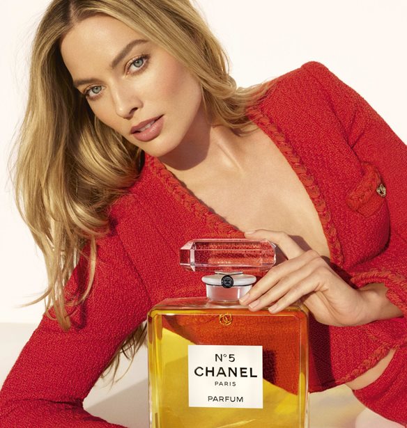 &#x397; Margot Robbie &#x3C0;&#x3C1;&#x3C9;&#x3C4;&#x3B1;&#x3B3;&#x3C9;&#x3BD;&#x3B9;&#x3C3;&#x3C4;&#x3B5;&#x3AF; &#x3C3;&#x3C4;&#x3B7; &#x3BC;&#x3B9;&#x3BA;&#x3C1;&#x3BF;&#x3CD; &#x3BC;&#x3AE;&#x3BA;&#x3BF;&#x3C5;&#x3C2; &#x3C4;&#x3B1;&#x3B9;&#x3BD;&#x3AF;&#x3B1; &#x3C0;&#x3BF;&#x3C5; &#x3B1;&#x3C0;&#x3BF;&#x3C4;&#x3AF;&#x3B5;&#x3B9; &#x3C6;&#x3CC;&#x3C1;&#x3BF; &#x3C4;&#x3B9;&#x3BC;&#x3AE;&#x3C2; &#x3C3;&#x3C4;&#x3BF; &#x3B5;&#x3BC;&#x3B2;&#x3BB;&#x3B7;&#x3BC;&#x3B1;&#x3C4;&#x3B9;&#x3BA;&#x3CC; Chanel N&#xB0;5