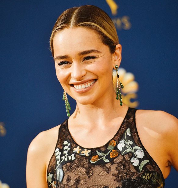 &#x397; Emilia Clarke &#x3B8;&#x3AD;&#x3BB;&#x3B5;&#x3B9; &#x3BD;&#x3B1; &#x3B3;&#x3AF;&#x3BD;&#x3B5;&#x3B9; &#x3B7; &#x3C0;&#x3C1;&#x3CE;&#x3C4;&#x3B7; &#x3B3;&#x3C5;&#x3BD;&#x3B1;&#x3AF;&#x3BA;&#x3B1; James Bond