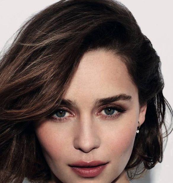 &#x397; Emilia Clarke &#x3BC;&#x3CC;&#x3BB;&#x3B9;&#x3C2; &#x3AD;&#x3B2;&#x3B1;&#x3C8;&#x3B5; &#x3C4;&#x3B1; &#x3BC;&#x3B1;&#x3BB;&#x3BB;&#x3B9;&#x3AC; &#x3C4;&#x3B7;&#x3C2; &#x3C3;&#x3C4;&#x3BF; &#x3C7;&#x3C1;&#x3CE;&#x3BC;&#x3B1; &#x3C4;&#x3B7;&#x3C2; Khaleesi