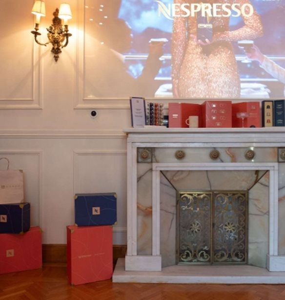 Esquire Townhouse Athens | &#x388;&#x3BD;&#x3B1; &#x3BC;&#x3BF;&#x3BD;&#x3B1;&#x3B4;&#x3B9;&#x3BA;&#x3CC; &#x3C4;&#x3B1;&#x3BE;&#x3AF;&#x3B4;&#x3B9; &#x3B3;&#x3B5;&#x3CD;&#x3C3;&#x3B5;&#x3C9;&#x3BD; &#x3BC;&#x3B5; &#x3C4;&#x3B7;&#x3BD; &#x3C5;&#x3C0;&#x3BF;&#x3B3;&#x3C1;&#x3B1;&#x3C6;&#x3AE; &#x3C4;&#x3B7;&#x3C2; Nespresso