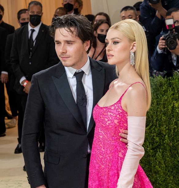 Brooklyn Beckham - Nicola Peltz | &#x38C;&#x3C3;&#x3B1; &#x3C3;&#x3C5;&#x3BD;&#x3AD;&#x3B2;&#x3B7;&#x3C3;&#x3B1;&#x3BD; &#x3C3;&#x3C4;&#x3BF;&#x3BD; &#x3C5;&#x3C0;&#x3B5;&#x3C1;&#x3C0;&#x3BF;&#x3BB;&#x3C5;&#x3C4;&#x3B5;&#x3BB;&#x3AE; &#x3B3;&#x3AC;&#x3BC;&#x3BF; &#x3C4;&#x3BF;&#x3C5;&#x3C2;