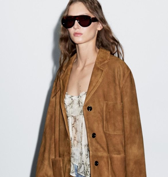 &#x3A4;&#x3BF; suede blazer &#x3B1;&#x3C0;&#x3CC; &#x3C4;&#x3B7; Massimo Dutti &#x3C0;&#x3BF;&#x3C5; &#x3BC;&#x3B1;&#x3C2; &#x3B2;&#x3AC;&#x3B6;&#x3B5;&#x3B9; &#x3C3;&#x3B5; mood &#x3C6;&#x3B8;&#x3B9;&#x3BD;&#x3BF;&#x3C0;&#x3C9;&#x3C1;&#x3B9;&#x3BD;&#x3BF;&#x3CD; shopping