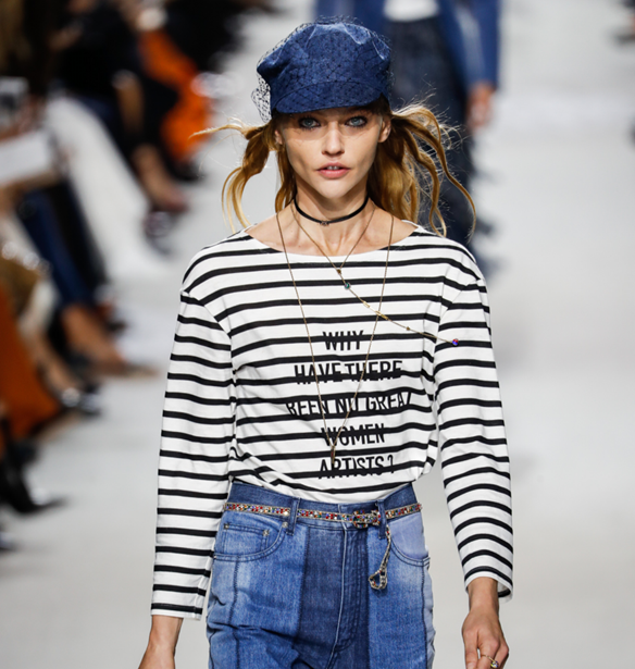 H Maria Grazia Chiuri &#x3B5;&#x3C0;&#x3B1;&#x3BD;&#x3B1;&#x3C6;&#x3AD;&#x3C1;&#x3B5;&#x3B9; &#x3C4;&#x3B1; &#x3C6;&#x3B5;&#x3BC;&#x3B9;&#x3BD;&#x3B9;&#x3C3;&#x3C4;&#x3B9;&#x3BA;&#x3AC; &#x3C3;&#x3BB;&#x3CC;&#x3B3;&#x3BA;&#x3B1;&#x3BD; &#x3C3;&#x3C4;&#x3BF; show &#x3C4;&#x3BF;&#x3C5; &#x3BF;&#x3AF;&#x3BA;&#x3BF;&#x3C5; Dior