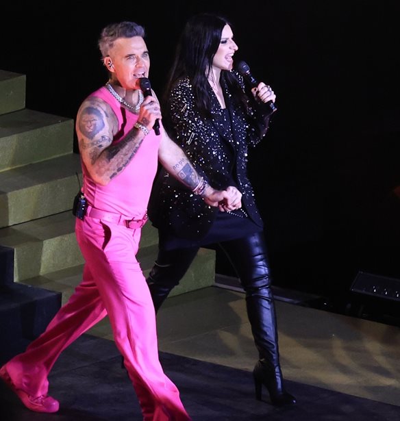Laura Pausini | H &#x399;&#x3C4;&#x3B1;&#x3BB;&#x3AF;&#x3B4;&#x3B1; &#x3C3;&#x3C4;&#x3B1;&#x3C1; &#x3C0;&#x3BF;&#x3C5; &#x3B5;&#x3BC;&#x3C6;&#x3B1;&#x3BD;&#x3AF;&#x3B6;&#x3B5;&#x3C4;&#x3B1;&#x3B9; &#x3B4;&#x3AF;&#x3C0;&#x3BB;&#x3B1; &#x3C3;&#x3C4;&#x3BF;&#x3BD; Robbie Williams &#x3BA;&#x3B1;&#x3B9; &#x3AD;&#x3C7;&#x3B5;&#x3B9; &#x3B4;&#x3B9;&#x3BA;&#x3CC; &#x3C4;&#x3B7;&#x3C2; &#x3BC;&#x3BF;&#x3C5;&#x3C3;&#x3B5;&#x3AF;&#x3BF;
