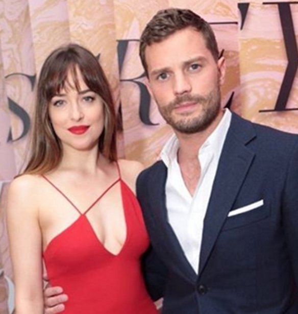 H Dakota Johnson &#x3C6;&#x3CC;&#x3C1;&#x3B5;&#x3C3;&#x3B5; &#x3C4;&#x3BF; &#x3B9;&#x3B4;&#x3B1;&#x3BD;&#x3B9;&#x3BA;&#x3CC; Valentine&#x27;s outfit