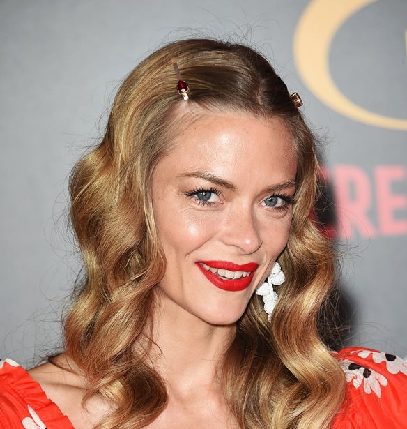 &#x39F; &#x3B3;&#x3B9;&#x3BF;&#x3C2; &#x3C4;&#x3B7;&#x3C2; Jaime King &#x3C0;&#x3B5;&#x3C1;&#x3C0;&#x3AC;&#x3C4;&#x3B7;&#x3C3;&#x3B5; &#x3C3;&#x3C4;&#x3BF; red carpet &#x3C6;&#x3BF;&#x3C1;&#x3CE;&#x3BD;&#x3C4;&#x3B1;&#x3C2; &#x3C6;&#x3CC;&#x3C1;&#x3B5;&#x3BC;&#x3B1;