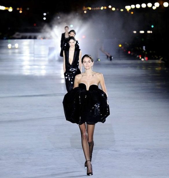 &#x39F; &#x3BF;&#x3AF;&#x3BA;&#x3BF;&#x3C2; Saint Lauren &#x3B8;&#x3B1; &#x3C0;&#x3B1;&#x3C1;&#x3BF;&#x3C5;&#x3C3;&#x3B9;&#x3AC;&#x3C3;&#x3B5;&#x3B9; &#x3C4;&#x3BF; &#x3B5;&#x3C0;&#x3CC;&#x3BC;&#x3B5;&#x3BD;&#x3BF; show &#x3C4;&#x3BF;&#x3C5; &#x3C3;&#x3C4;&#x3B7; &#x39D;&#x3AD;&#x3B1; &#x3A5;&#x3CC;&#x3C1;&#x3BA;&#x3B7;