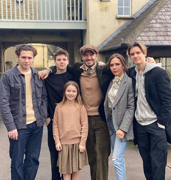 Victoria &amp; David Beckham | &#x39F; &#x3B3;&#x3B9;&#x3BF;&#x3C2; &#x3C4;&#x3BF;&#x3C5;&#x3C2; Cruz &#x3AD;&#x3BA;&#x3BB;&#x3B5;&#x3B9;&#x3C3;&#x3B5; &#x3C4;&#x3B1; 17 &#x3BA;&#x3B1;&#x3B9; &#x3B5;&#x3AF;&#x3BD;&#x3B1;&#x3B9; &#x3AF;&#x3B4;&#x3B9;&#x3BF;&#x3C2; &#x3BF; &#x3B4;&#x3B9;&#x3AC;&#x3C3;&#x3B7;&#x3BC;&#x3BF;&#x3C2; &#x3C0;&#x3B1;&#x3C4;&#x3AD;&#x3C1;&#x3B1;&#x3C2; &#x3C4;&#x3BF;&#x3C5;