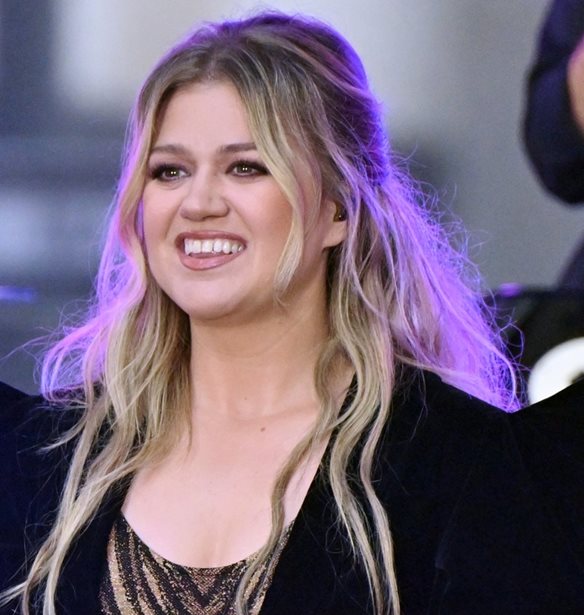 Kelly Clarkson | O 8&#x3C7;&#x3C1;&#x3BF;&#x3BD;&#x3BF;&#x3C2; &#x3B3;&#x3B9;&#x3BF;&#x3C2; &#x3C4;&#x3B7;&#x3C2; &#x3B5;&#x3BD;&#x3B8;&#x3BF;&#x3C5;&#x3C3;&#x3AF;&#x3B1;&#x3C3;&#x3B5; &#x3BC;&#x3B5; &#x3C4;&#x3B7; &#x3C6;&#x3C9;&#x3BD;&#x3AE; &#x3C4;&#x3BF;&#x3C5; &#x3B5;&#x3C1;&#x3BC;&#x3B7;&#x3BD;&#x3B5;&#x3CD;&#x3BF;&#x3BD;&#x3C4;&#x3B1;&#x3C2; Frank Sinatra