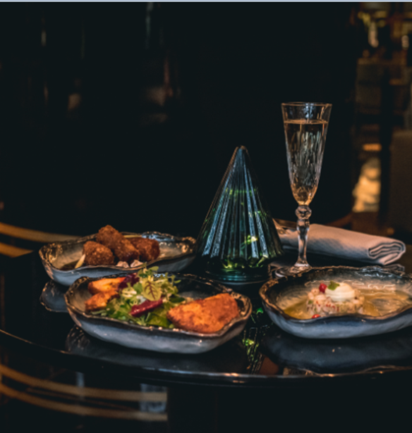 JuJu Bar &amp; Restaurant: &#x393;&#x3B9;&#x3BF;&#x3C1;&#x3C4;&#x3B9;&#x3BD;&#x3AC; Cocktails &amp; Bites, &#x3BC;&#x3B5; &#x386;&#x3C1;&#x3C9;&#x3BC;&#x3B1; &#x3A7;&#x3C1;&#x3B9;&#x3C3;&#x3C4;&#x3BF;&#x3C5;&#x3B3;&#x3AD;&#x3BD;&#x3BD;&#x3C9;&#x3BD;