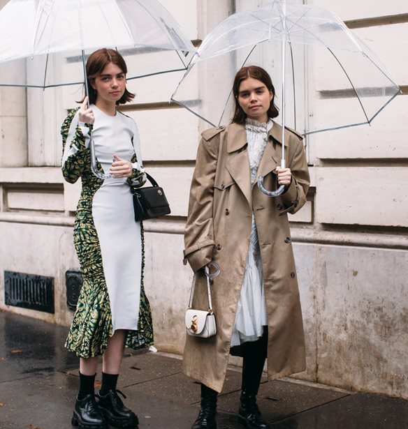 Στυλ στη βροχή: 15 αγορές για ενδιαφέρουσες εμφανίσεις