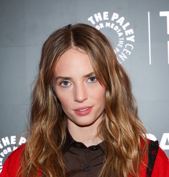 Wedding Bells για τη Maya Hawke | Η πρωταγωνίστρια του Stranger Things παντρεύτηκε τον αγαπημένο της ανήμερα του Αγίου Βαλεντίνου.