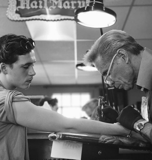 Brooklyn Beckham: &#x388;&#x3BA;&#x3B1;&#x3BD;&#x3B5; &#x3C4;&#x3BF; &#x3C0;&#x3C1;&#x3CE;&#x3C4;&#x3BF; &#x3C4;&#x3BF;&#x3C5; &#x3C4;&#x3B1;&#x3C4;&#x3BF;&#x3C5;&#x3AC;&#x3B6;!