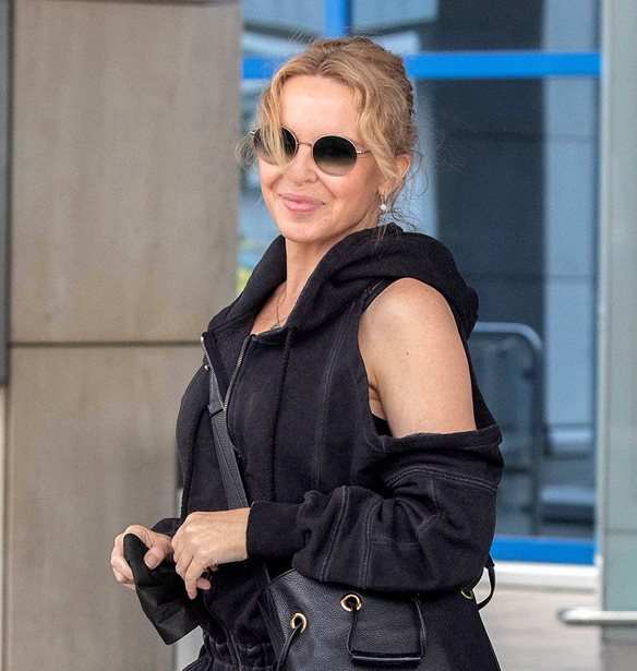 Kylie Minogue | &#x397; casual &#x3B5;&#x3BC;&#x3C6;&#x3AC;&#x3BD;&#x3B9;&#x3C3;&#x3B7; &#x3BC;&#x3B5; &#x3BC;&#x3B1;&#x3CD;&#x3C1;&#x3BF; jumpsuit &#x3C3;&#x3C4;&#x3BF; &#x395;&#x3BB;&#x3B5;&#x3C5;&#x3B8;&#x3AD;&#x3C1;&#x3B9;&#x3BF;&#x3C2; &#x392;&#x3B5;&#x3BD;&#x3B9;&#x3B6;&#x3AD;&#x3BB;&#x3BF;&#x3C2;