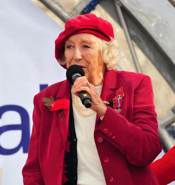 &#x388;&#x3C6;&#x3C5;&#x3B3;&#x3B5; &#x3B1;&#x3C0;&#x3CC; &#x3C4;&#x3B7; &#x3B6;&#x3C9;&#x3AE; &#x3B7; Vera Lynn