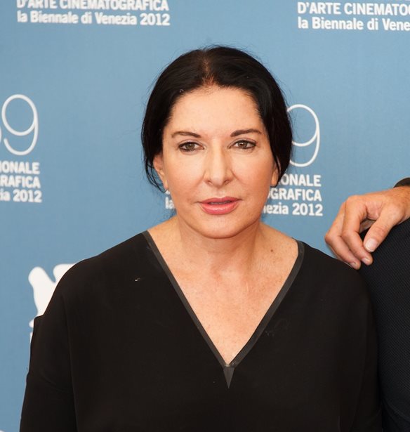 Marina Abramovi&#x107;: &quot;&#x39F;&#x3B9; &#x3B3;&#x3C5;&#x3BD;&#x3B1;&#x3AF;&#x3BA;&#x3B5;&#x3C2; &#x3C7;&#x3C1;&#x3B5;&#x3B9;&#x3AC;&#x3B6;&#x3B5;&#x3C4;&#x3B1;&#x3B9; &#x3C3;&#x3AE;&#x3BC;&#x3B5;&#x3C1;&#x3B1; &#x3BD;&#x3B1; &#x3B5;&#x3AF;&#x3BD;&#x3B1;&#x3B9; &#x3C0;&#x3BF;&#x3BB;&#x3B5;&#x3BC;&#x3AF;&#x3C3;&#x3C4;&#x3C1;&#x3B9;&#x3B5;&#x3C2;&quot;