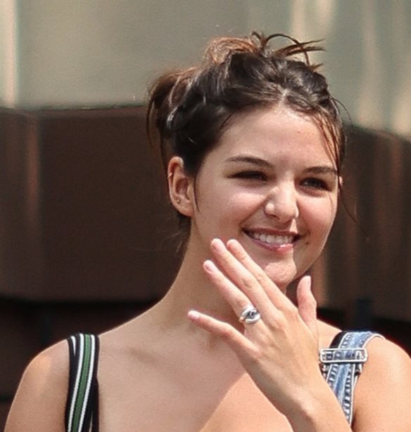Suri Cruise | &#x397; &#x3BD;&#x3AD;&#x3B1; &#x3C4;&#x3B7;&#x3C2; &#x3B5;&#x3BC;&#x3C6;&#x3AC;&#x3BD;&#x3B9;&#x3C3;&#x3B7; &#x3BC;&#x3B1;&#x3C2; &#x3B8;&#x3CD;&#x3BC;&#x3B9;&#x3C3;&#x3B5; &#x3C4;&#x3BF; &#x3C3;&#x3C4;&#x3B9;&#x3BB; &#x3C4;&#x3B7;&#x3C2; Katie Holmes &#x3C3;&#x3C4;&#x3BF; Dawson&#x27;s Creek