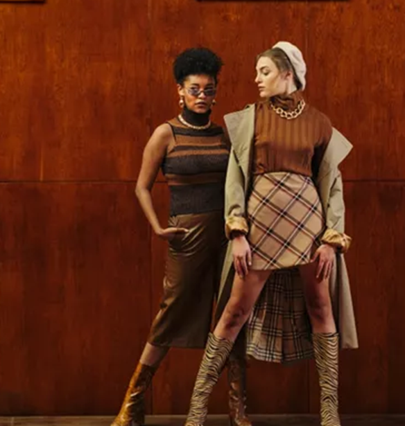 Είσαι έτοιμη για ψώνια; Εδώ θα βρεις τα πιο hot ρούχα και αξεσουάρ που θα σε κρατήσουν on budget