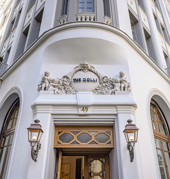 &#x3A4;&#x3BF; THE DOLLI &#x3BB;&#x3AC;&#x3BC;&#x3C0;&#x3B5;&#x3B9; &#x3BC;&#x3B5; &#x3B4;&#x3CD;&#x3BF; MICHELIN Keys &#x3C3;&#x3C4;&#x3BF; &#x3A0;&#x3B1;&#x3C1;&#x3AF;&#x3C3;&#x3B9; &#x3BA;&#x3B1;&#x3B9; &#x3C6;&#x3C9;&#x3C4;&#x3AF;&#x3B6;&#x3B5;&#x3B9; &#x3C4;&#x3B7;&#x3BD; &#x391;&#x3B8;&#x3AE;&#x3BD;&#x3B1;