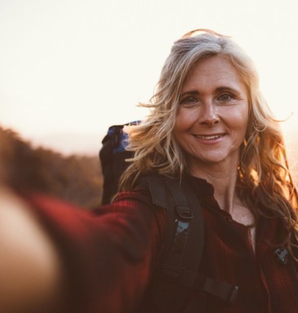 Πώς θα μεγαλώνουμε χωρίς να "γερνάμε" – Ένας 10λογος που αξίζει να κολλήσεις στο ψυγείο