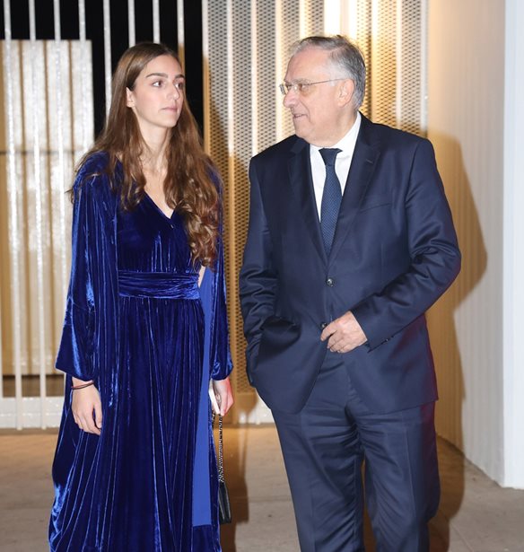 Η εντυπωσιακή κόρη του Τάκη Θεοδωρικάκου, Χριστίνα συνόδεψε τον πατέρα της στη δεξίωση της Guilfoyle