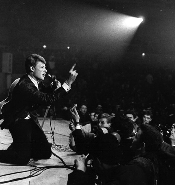 Johny Hallyday: &#x397; &#x3B6;&#x3C9;&#x3AE; &#x3BA;&#x3B1;&#x3B9; &#x3BF;&#x3B9; &#x3BC;&#x3B5;&#x3B3;&#x3B1;&#x3BB;&#x3CD;&#x3C4;&#x3B5;&#x3C1;&#x3B5;&#x3C2; &#x3B5;&#x3C0;&#x3B9;&#x3C4;&#x3C5;&#x3C7;&#x3AF;&#x3B5;&#x3C2; &#x3C4;&#x3BF;&#x3C5; &quot;Elvis&quot; &#x3C4;&#x3B7;&#x3C2; &#x393;&#x3B1;&#x3BB;&#x3BB;&#x3AF;&#x3B1;&#x3C2;