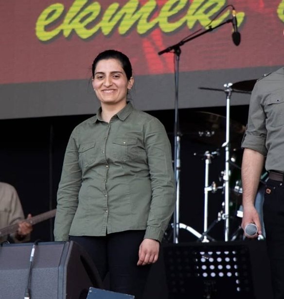 Helin B&#xF6;lek: &#x397; &#x3B1;&#x3B3;&#x3C9;&#x3BD;&#x3AF;&#x3C3;&#x3C4;&#x3C1;&#x3B9;&#x3B1; &#x3BC;&#x3BF;&#x3C5;&#x3C3;&#x3B9;&#x3BA;&#x3CC;&#x3C2; &#x3C0;&#x3BF;&#x3C5; &#x3C0;&#x3AD;&#x3B8;&#x3B1;&#x3BD;&#x3B5; &#x3B3;&#x3B9;&#x3B1; &#x3C4;&#x3B7;&#x3BD; &#x3B5;&#x3BB;&#x3B5;&#x3C5;&#x3B8;&#x3B5;&#x3C1;&#x3AF;&#x3B1;