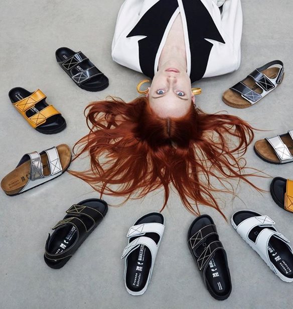 Birkenstock &#x3BA;&#x3B1;&#x3B9; Proenza Schouler &#x3B5;&#x3BD;&#x3CE;&#x3BD;&#x3BF;&#x3C5;&#x3BD; &#x3C4;&#x3B9;&#x3C2; &#x3B4;&#x3C5;&#x3BD;&#x3AC;&#x3BC;&#x3B5;&#x3B9;&#x3C2; &#x3C4;&#x3BF;&#x3C5;&#x3C2;