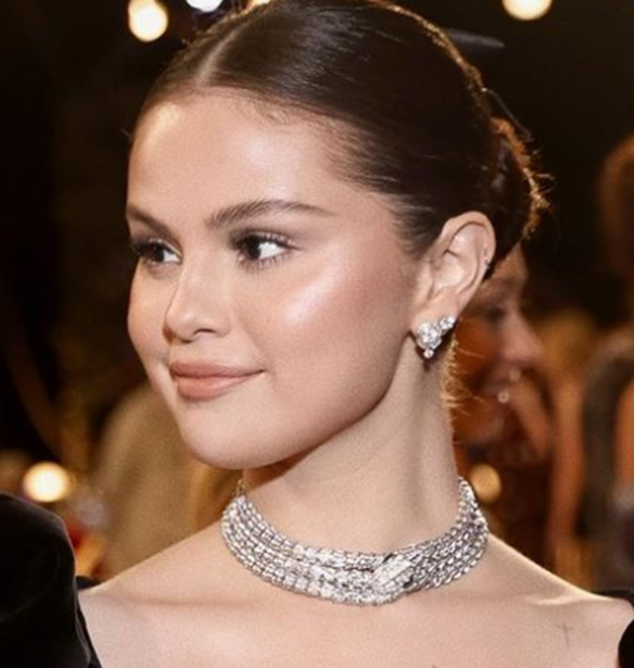 &#x392;&#x3C1;&#x3B1;&#x3B2;&#x3B5;&#x3AF;&#x3B1; Emmy | &#x397; Selena Gomez &#x3C0;&#x3BF;&#x3B6;&#x3AC;&#x3C1;&#x3B5;&#x3B9; &#x3C3;&#x3C4;&#x3BF; &#x3BA;&#x3CC;&#x3BA;&#x3BA;&#x3B9;&#x3BD;&#x3BF; &#x3C7;&#x3B1;&#x3BB;&#x3AF; &#x3BA;&#x3B1;&#x3B9; &#x3BF; &#x3C3;&#x3CD;&#x3BD;&#x3C4;&#x3C1;&#x3BF;&#x3C6;&#x3CC;&#x3C2; &#x3C4;&#x3B7;&#x3C2;, Benny Blanco, &#x3C4;&#x3B7;&#x3C2; &#x3C3;&#x3C4;&#x3AD;&#x3BB;&#x3BD;&#x3B5;&#x3B9; &#x3C6;&#x3B9;&#x3BB;&#x3B9;&#x3AC; (&#x3B2;&#x3AF;&#x3BD;&#x3C4;&#x3B5;&#x3BF;)