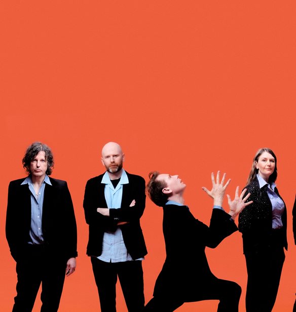 &#x39F;&#x3B9; Franz Ferdinand &#x3AD;&#x3C0;&#x3B1;&#x3B9;&#x3BE;&#x3B1;&#x3BD; &#x3BC;&#x3C0;&#x3BF;&#x3C5;&#x3B6;&#x3BF;&#x3CD;&#x3BA;&#x3B9; &#x3C3;&#x3C4;&#x3BF; Glastonbury