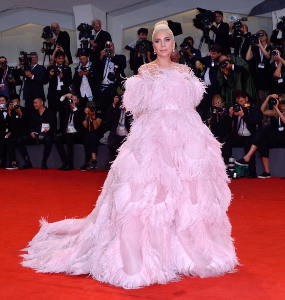 Τα ωραιότερα φορέματα με πούπουλα στο κόκκινο χαλί