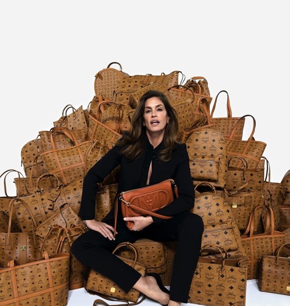 Cindy Crawford | &#x3A0;&#x3C1;&#x3C9;&#x3C4;&#x3B1;&#x3B3;&#x3C9;&#x3BD;&#x3B9;&#x3C3;&#x3C4;&#x3B5;&#x3AF; &#x3C3;&#x3C4;&#x3B7; &#x3BD;&#x3AD;&#x3B1; &#x3BA;&#x3B1;&#x3BC;&#x3C0;&#x3AC;&#x3BD;&#x3B9;&#x3B1; Heritage &#x3C4;&#x3B7;&#x3C2; MCM