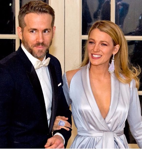 H Blake Lively &#x3C4;&#x3C1;&#x3BF;&#x3BB;&#x3AC;&#x3C1;&#x3B5;&#x3B9; &#x3C4;&#x3BF;&#x3BD; Ryan Reynolds &#x3B3;&#x3B9;&#x3B1; &#x3C4;&#x3B1; &#x3B3;&#x3B5;&#x3BD;&#x3AD;&#x3B8;&#x3BB;&#x3B9;&#x3AC; &#x3C4;&#x3BF;&#x3C5;