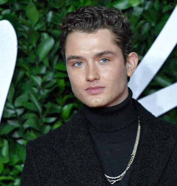 &#x39F; &#x3B3;&#x3B9;&#x3BF;&#x3C2; &#x3C4;&#x3BF;&#x3C5; Jude Law &#x3AD;&#x3C7;&#x3B5;&#x3B9; &#x3C4;&#x3BF; &#x3C3;&#x3C4;&#x3C5;&#x3BB; &#x3C4;&#x3BF;&#x3C5; &#x3C0;&#x3B1;&#x3C4;&#x3AD;&#x3C1;&#x3B1; &#x3C4;&#x3BF;&#x3C5;