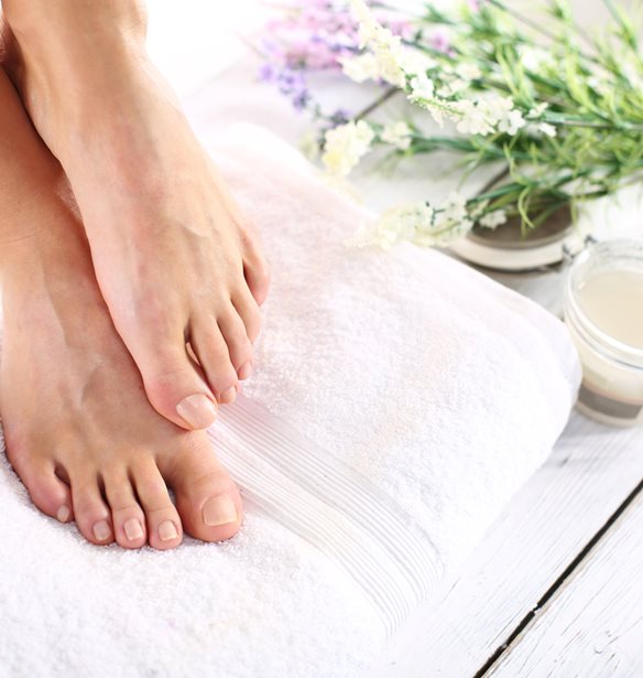 Πεντικιούρ στο σπίτι: 4 μάσκες για σκασμένες φτέρνες και scrub ποδιών