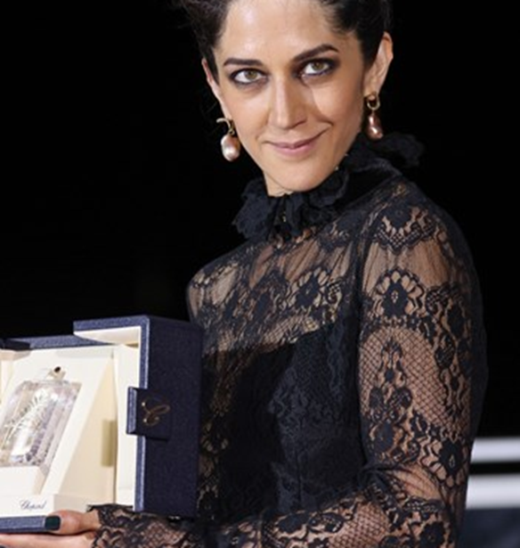 Zar Amir Ebrahimi | &#x397; &#x399;&#x3C1;&#x3B1;&#x3BD;&#x3AE; &#x3BD;&#x3B9;&#x3BA;&#x3AE;&#x3C4;&#x3C1;&#x3B9;&#x3B1; &#x3C4;&#x3BF;&#x3C5; &#x3A7;&#x3C1;&#x3C5;&#x3C3;&#x3BF;&#x3CD; &#x3A6;&#x3BF;&#x3AF;&#x3BD;&#x3B9;&#x3BA;&#x3B1; &#x3C3;&#x3C4;&#x3BF; &#x3A6;&#x3B5;&#x3C3;&#x3C4;&#x3B9;&#x3B2;&#x3AC;&#x3BB; &#x39A;&#x3B1;&#x3BD;&#x3BD;&#x3CE;&#x3BD; &#x3BA;&#x3B1;&#x3B9; &#x3C4;&#x3BF; &#x3C3;&#x3B5;&#x3BE;&#x3BF;&#x3C5;&#x3B1;&#x3BB;&#x3B9;&#x3BA;&#x3CC; &#x3C3;&#x3BA;&#x3AC;&#x3BD;&#x3B4;&#x3B1;&#x3BB;&#x3BF; &#x3C0;&#x3BF;&#x3C5; &#x3C4;&#x3B7;&#x3BD; &#x3B1;&#x3BD;&#x3AC;&#x3B3;&#x3BA;&#x3B1;&#x3C3;&#x3B5; &#x3BD;&#x3B1; &#x3B3;&#x3AF;&#x3BD;&#x3B5;&#x3B9; &#x3C0;&#x3C1;&#x3CC;&#x3C3;&#x3C6;&#x3C5;&#x3B3;&#x3B1;&#x3C2;