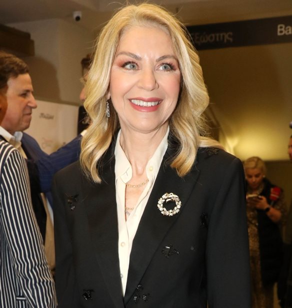 Έλλη Στάη | Η total black εμφάνιση σε πρεμιέρα θεατρικής παράστασης που συμμετέχει